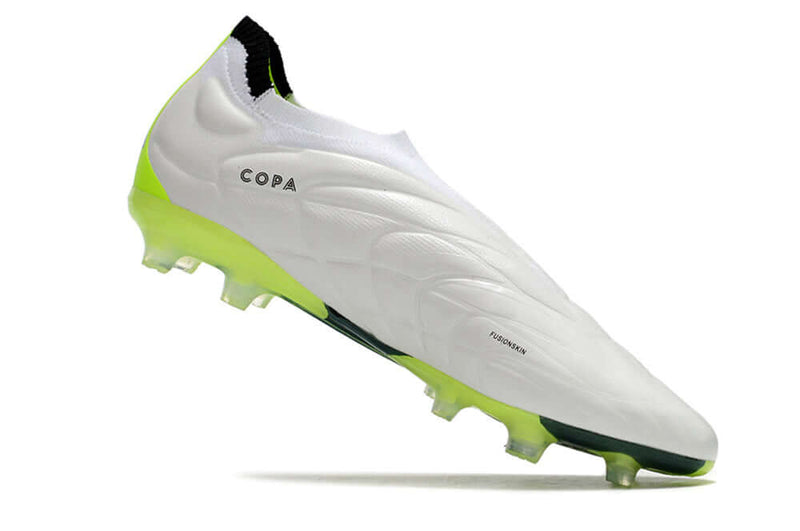 Chuteira de Campo Copa Pure+ FG Adidas Branca e Verde "Crazyrush Pack" O modelo Copa Pure+ tem como objetivo trazer a tecnologia de controle de bola e conforto