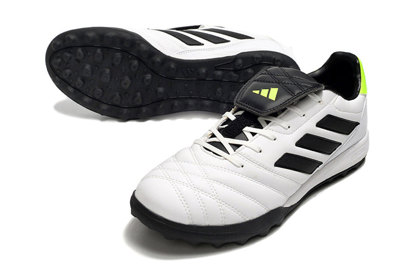 Tenha muito mais CONFORTO com a Chuteira Adidas Copa Gloro TF de Society, Adquira na Farda de Boleiro e Garanta qualidade com FRETE GRÁTIS!