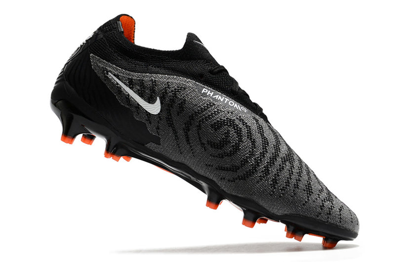 Precisão é com a Chuteira de Campo Nike Phantom GX Elite FG Preta e Laranja "Black Pack" na Farda de Boleiro, Garanta a qualidade de Jogadores Profissionais