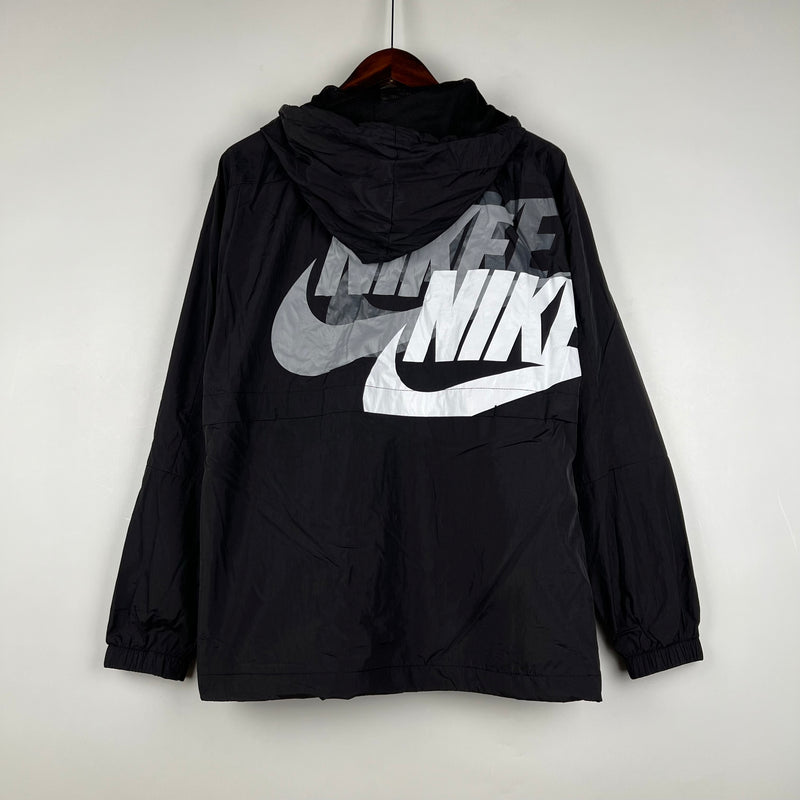 Nome do Produto: Corta Vento Nike Sportswear Preta Produto: Corta Vento Nike SportsWear Cores: Preta Marca: Nike Categoria: Corta Vento - Nike Gênero: Masculino |Frete Grátis para todo Brasil | Farda de Boleiro