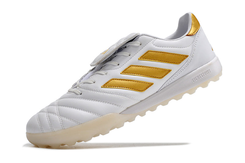 Tenha muito mais CONFORTO com a Chuteira Adidas Copa Gloro TF de Society, Adquira na Farda de Boleiro e Garanta qualidade com FRETE GRÁTIS!