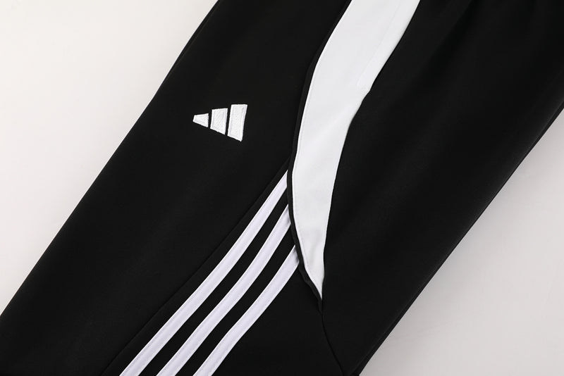 Conjunt de roba esportiva d'Adidas en blanc i negre