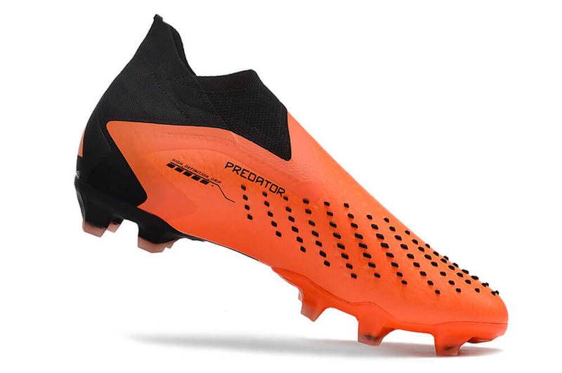 A nova Chuteira da Adidas de Campo Predator Accuracy+ FG Preta e Laranja "Heatspawn Pack" na Farda de Boleiro, Garanta a qualidade de Jogadores Profissionais