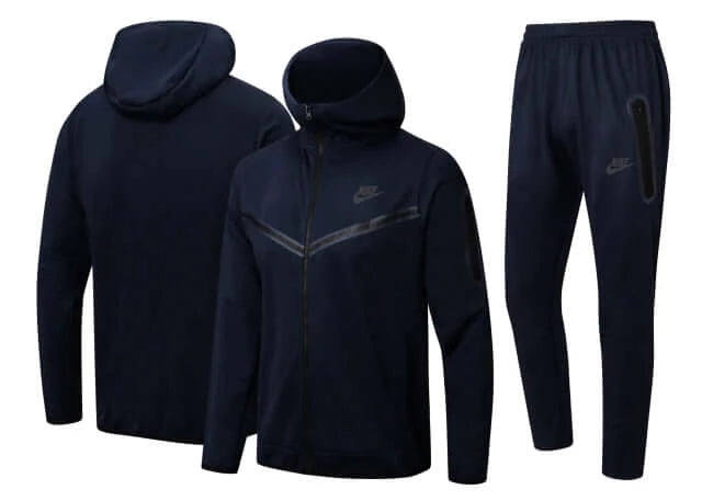 Nome do Produto: Conjunto de Moletom Nike Sportswear Tech Fleece Azul (Com Touca) Produto: Conjunto de Moletom com Touca Time/Seleção e Marca: Nike Categoria: Conjuntos de Moletom de Frio com Touca Cor: Azul Gênero: Unissex |Frete Grátis para todo Brasil