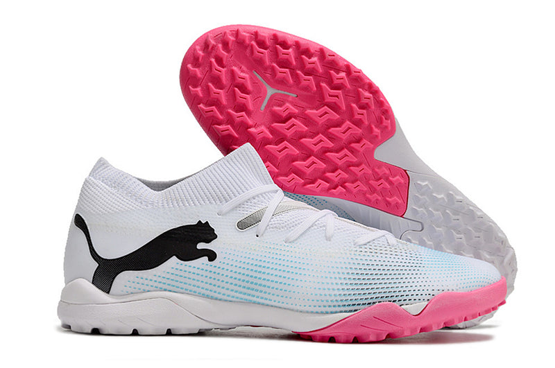 Chuteira Society Puma Future 7 TF Branca e Rosa "Phenomenal Pack"