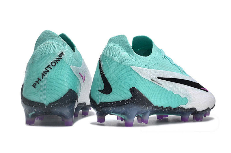 Bota de futbol Nike Phantom GX Elite FG blanca, verda i violeta "Peak Ready Pack".