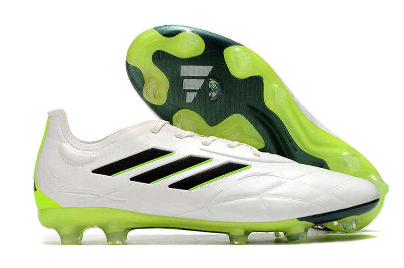 Chuteira de Campo Copa Pure.1 FG Adidas Branca e Verde "Crazyrush Pack" O modelo Copa Pure.1 tem como objetivo trazer a tecnologia de controle de bola e conforto