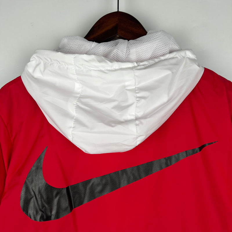 Nome do Produto: Corta Vento Nike Jordan Vermelho e Branca Produto: Corta Vento Nike Jordan Cores: Vermelho e Branca Marca: Nike Categoria: Corta Vento - Nike Gênero: Masculino |Frete Grátis para todo Brasil | Farda de Boleiro