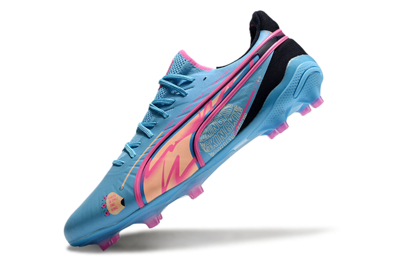 Chuteira Campo Puma King Ultimate FG Azul e Rosa "Volume Up Pack"