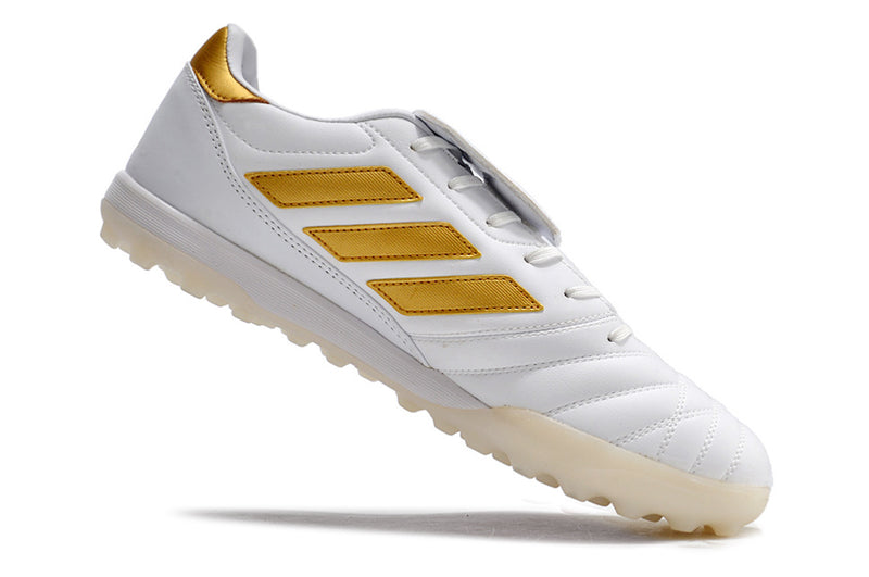 Tenha muito mais CONFORTO com a Chuteira Adidas Copa Gloro TF de Society, Adquira na Farda de Boleiro e Garanta qualidade com FRETE GRÁTIS!