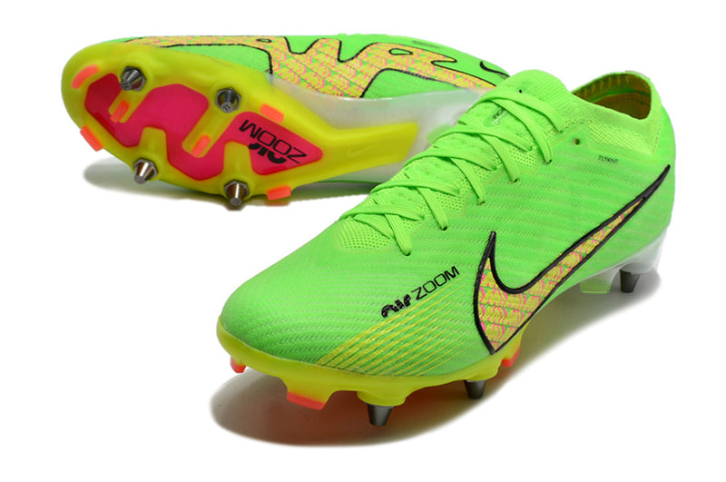 Velocidade é com Chuteira de Trava Mista Nike Mercurial Vapor 15 Elite, garanta a sua na Farda de Boleiro a qualidade de Jogadores Profissionais!