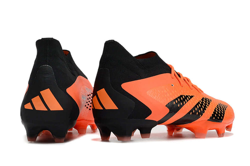 A nova Chuteira da Adidas de Campo Predator Accuracy.1 FG Preta e Laranja "Heatspawn Pack" na Farda de Boleiro, Garanta a qualidade de Jogadores Profissionais