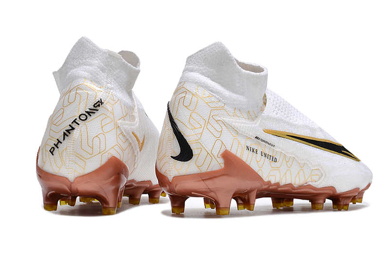 Chuteira Campo Nike Phantom GX DF Elite FG Branca e Dourado "United Golden Pack"