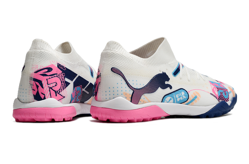 Chuteira Society Puma Future 7 TF Branca, Azul e Rosa "Volume Up Pack"