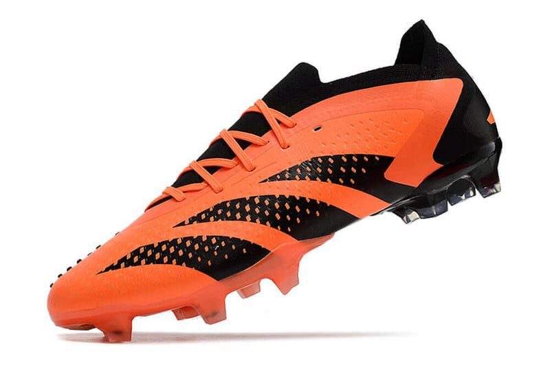 A nova Chuteira da Adidas de Campo Predator Accuracy.1 FG Preta e Laranja "Heatspawn Pack" na Farda de Boleiro, Garanta a qualidade de Jogadores Profissionais