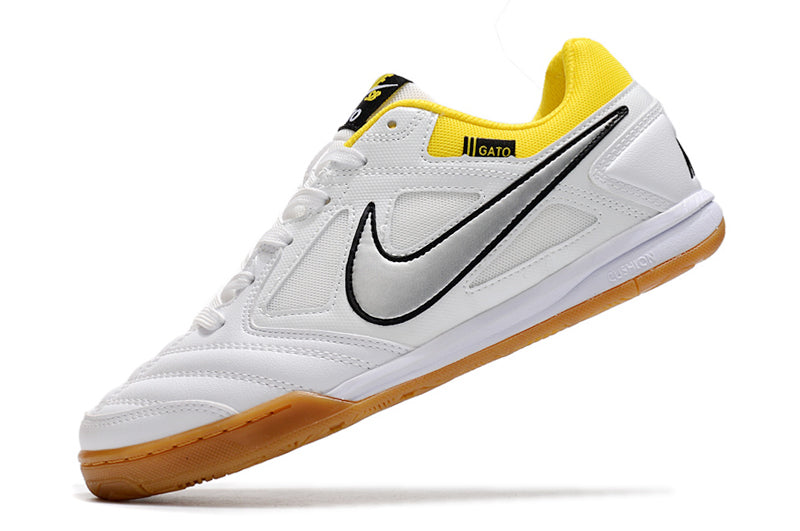 Estilo e Jogabilidade com a Chuteira de Futsal Supreme x Nike SB Gato IC, Aproveite os Brindes Meia Antiderrapante + Bolsa e Frete Grátis pro Brasil Todo!