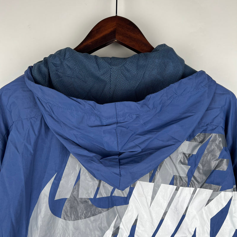 Nome do Produto: Corta Vento Nike Sportswear Azul Produto: Corta Vento Nike SportsWear Cores: Azul Marca: Nike Categoria: Corta Vento - Nike Gênero: Masculino |Frete Grátis para todo Brasil | Farda de Boleiro