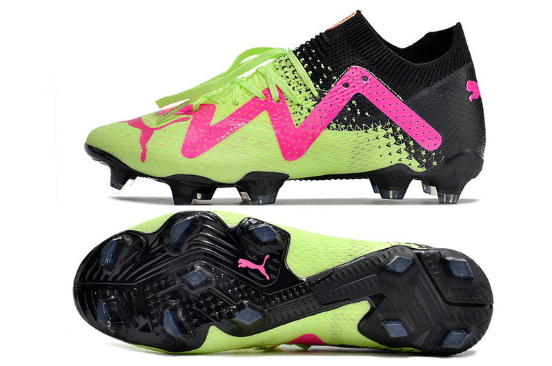 Tenha muito mais CONTROLE com a Puma Future Ultimate FG Preta, Verde e Rosa "Tricks Pack" na Farda de Boleiro, Garanta a qualidade de Jogadores Profissionais!