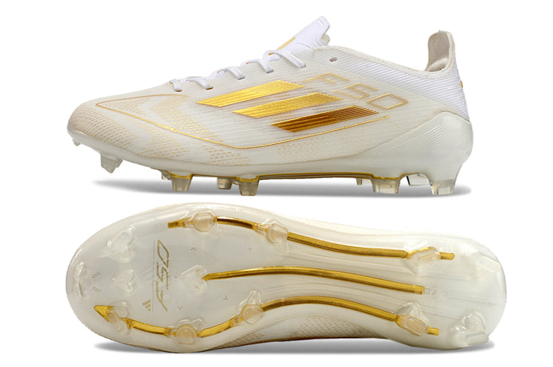 Eleve seu jogo com a Chuteira Adidas F50 FG "Day Spark Pack". Com um elegante acabamento branco e detalhes dourados, esta chuteira combina estilo e desempenho. Ideal para campos de grama curta, oferece excelente tração e estabilidade com sua sola FG e cravos estrategicamente posicionados. Leve e confortável, a F50 proporciona um ajuste personalizado e suporte ideal para movimentos rápidos. 