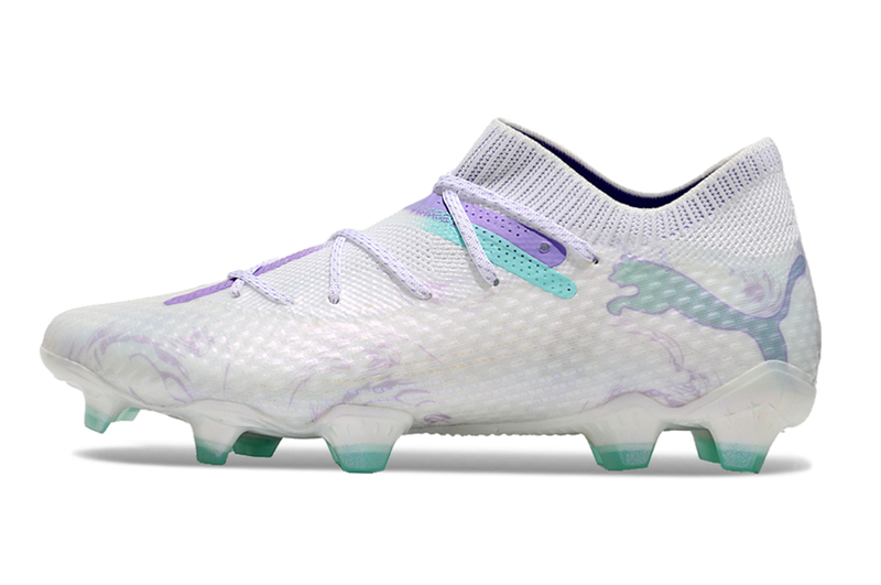 A chuteira Puma Future 7 FG do "Brilliance Pack" é a escolha perfeita para jogadores que buscam inovação e estilo em campo. Com um design ousado nas cores branca, verde e roxo, essa chuteira não apenas se destaca pela aparência, mas também pela performance.