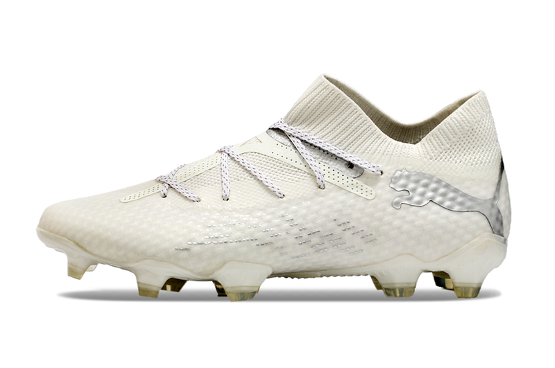 A Chuteira Puma Future 7 FG do "Eclipse Pack" é a escolha ideal para jogadores que buscam inovação e estilo em campo. Com um design elegante em branco e prata, esta chuteira combina performance e estética, perfeita para se destacar durante os jogos.