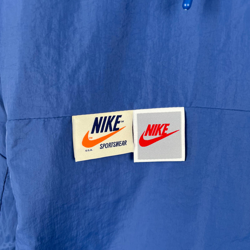 Nome do Produto: Corta Vento Nike Sportswear Azul Produto: Corta Vento Nike SportsWear Cores: Azul Marca: Nike Categoria: Corta Vento - Nike Gênero: Masculino |Frete Grátis para todo Brasil | Farda de Boleiro