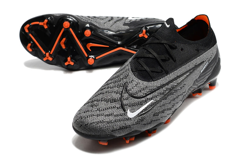 Precisão é com a Chuteira de Campo Nike Phantom GX Elite FG Preta e Laranja "Black Pack" na Farda de Boleiro, Garanta a qualidade de Jogadores Profissionais