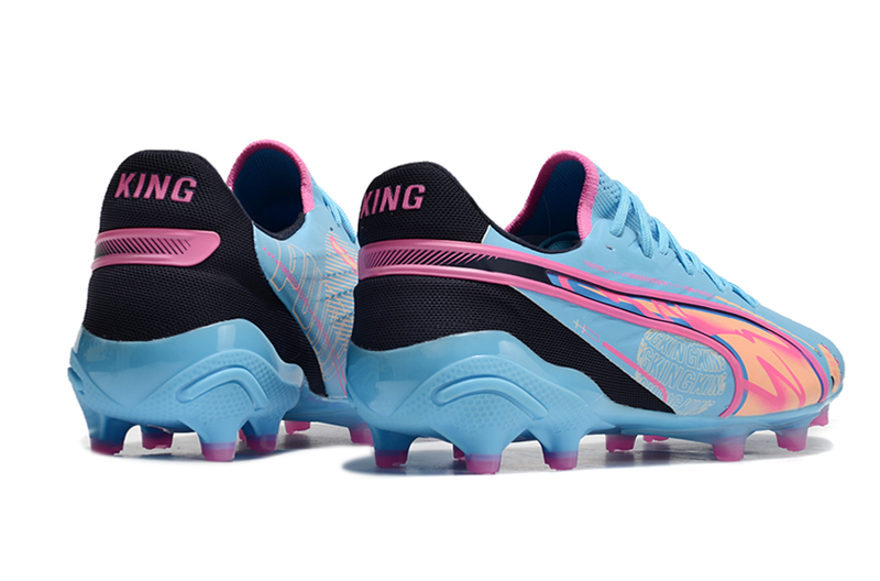 Chuteira Campo Puma King Ultimate FG Azul e Rosa "Volume Up Pack"