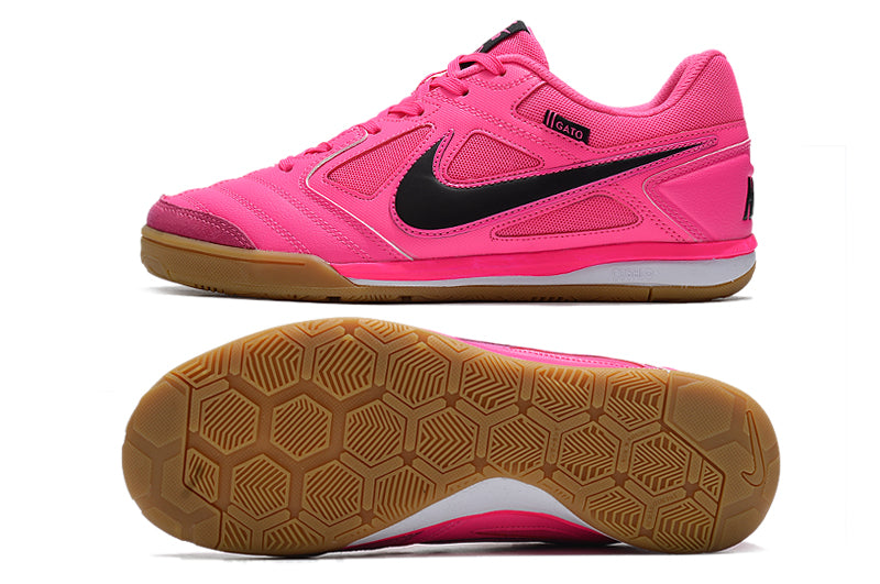 Estilo e Jogabilidade com a Chuteira de Futsal Supreme x Nike SB Gato IC, Aproveite os Brindes Meia Antiderrapante + Bolsa e Frete Grátis pro Brasil Todo!