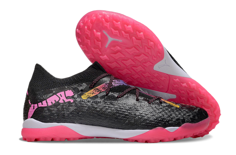 Chuteira Society Puma Future 7 TF Preta e Rosa "Future x Orlinski"