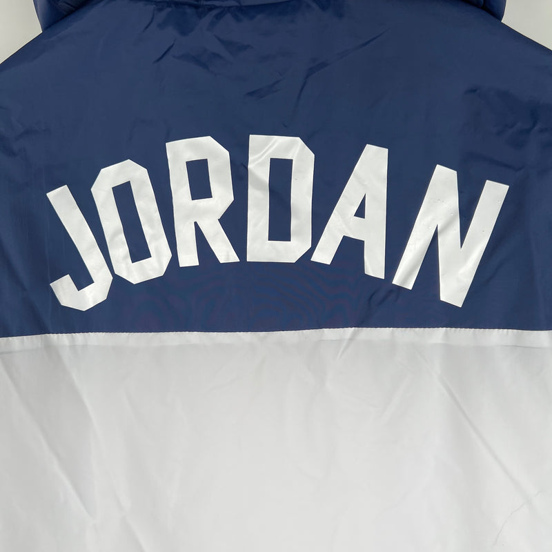 Nome do Produto: Corta Vento Nike Jordan Branca e Azul Produto: Corta Vento Nike Jordan Cores: Branca e Azul Marca: Nike Categoria: Corta Vento - Nike Gênero: Masculino |Frete Grátis para todo Brasil | Farda de Boleiro