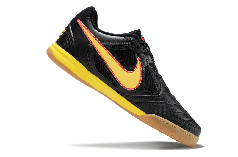 Chuteira Futsal Supreme x Nike SB Gato IC Preta, Amarelo e Vermelho