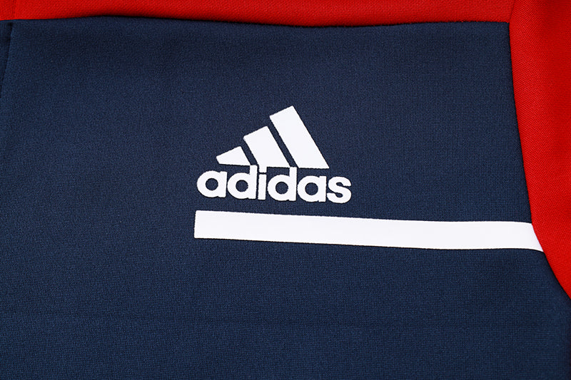 Conjunt de dessuadores Adidas Sportswear amb gorra vermella i blava