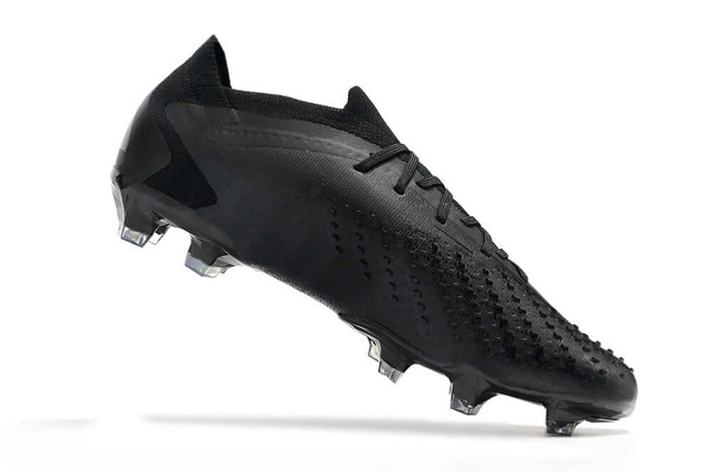 A nova Chuteira da Adidas de Campo Predator Accuracy.1 Low Preta "Nightstrike Pack" na Farda de Boleiro, Garanta a qualidade de Jogadores Profissionais Elite