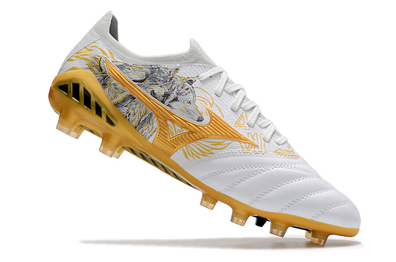 Tenha muito mais CONFORTO com a Mizuno Morelia Neo 3 FG Branca e Dourada "Sergio Ramos" na Farda de Boleiro, Garanta a qualidade de Jogadores Profissionais!