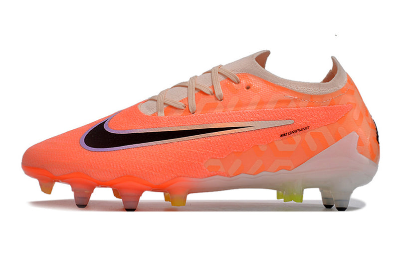 Precisão é com a Chuteira de Campo Nike Phantom GX Elite SG Laranja "United Pack" na Farda de Boleiro, Garanta a qualidade de Jogadores Profissionais!