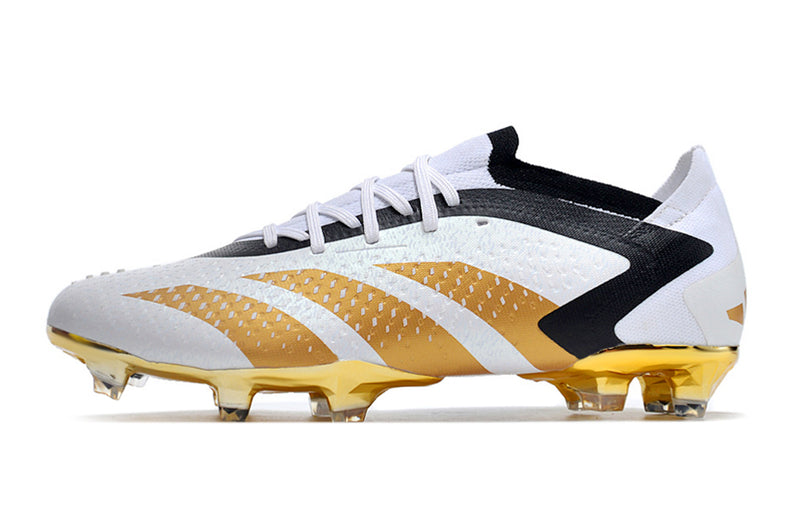 A nova Chuteira da Adidas de Campo Predator Accuracy.1 Low Bellingham FG Branca e Dourada na Farda de Boleiro Garanta a qualidade de Jogadores Profissionais