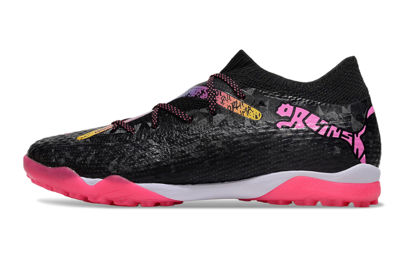 Chuteira Society Puma Future 7 TF Preta e Rosa "Future x Orlinski"