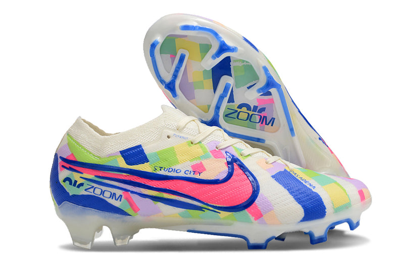 Chuteira Infantil Campo Nike Air Zoom Mercurial Vapor Elite FG Branca, Azul e Rosa "SoCal Pack"