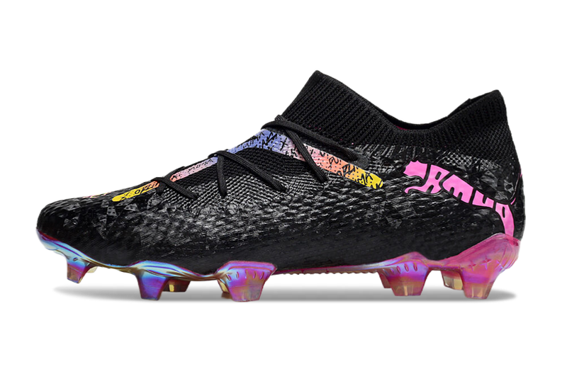 Chuteira Campo Puma Future 7 FG Preta e Rosa "Future x Orlinski"