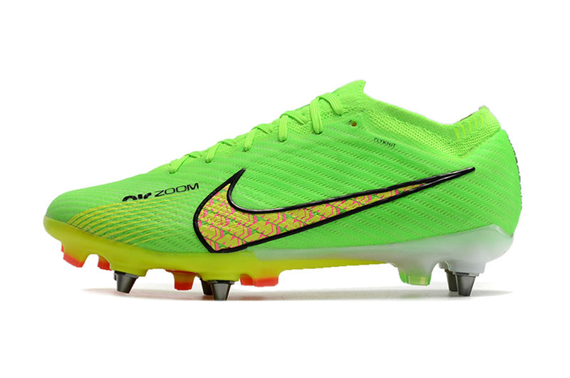 Velocidade é com Chuteira de Trava Mista Nike Mercurial Vapor 15 Elite, garanta a sua na Farda de Boleiro a qualidade de Jogadores Profissionais!