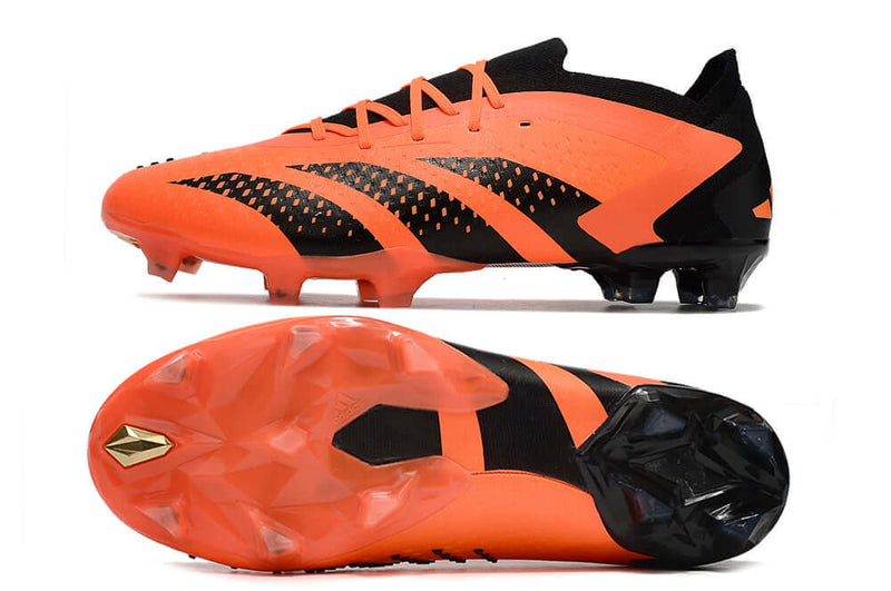 A nova Chuteira da Adidas de Campo Predator Accuracy.1 FG Preta e Laranja "Heatspawn Pack" na Farda de Boleiro, Garanta a qualidade de Jogadores Profissionais