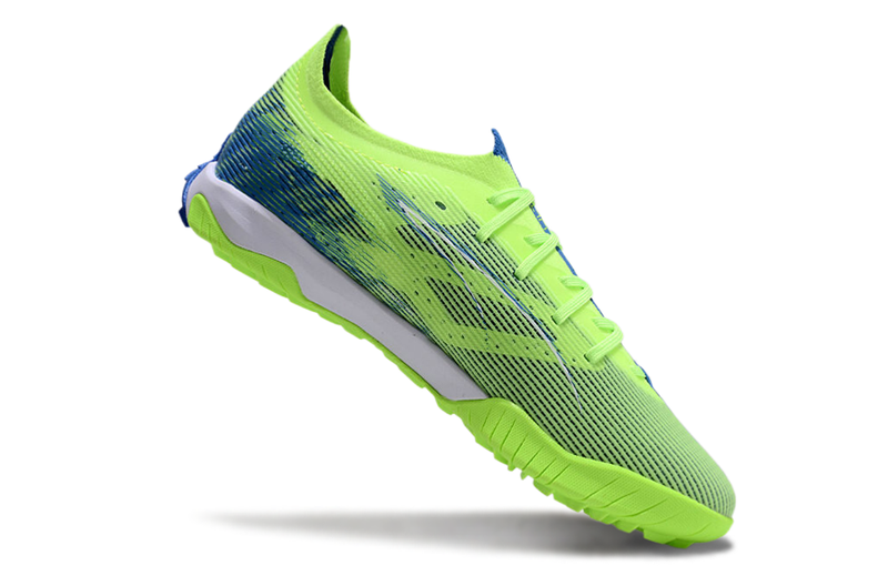 Chuteira Society Puma Ultra 5 Ultimate TF Verde e Azul "Lights Out Pack"