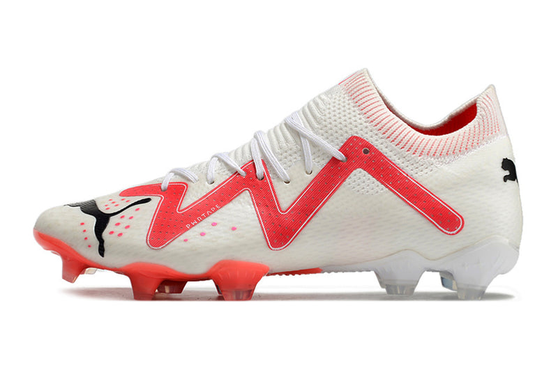 Tenha muito mais CONTROLE com a Puma Future Ultimate FG Branca e Rosa "Breakthrought Pack" na Farda de Boleiro, Garanta a qualidade de Jogadores Profissionais!