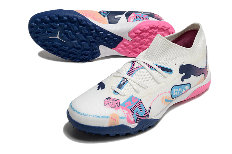 Chuteira Society Puma Future 7 TF Branca, Azul e Rosa "Volume Up Pack"