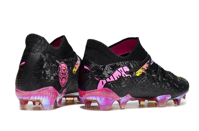 Chuteira Campo Puma Future 7 FG Preta e Rosa "Future x Orlinski"