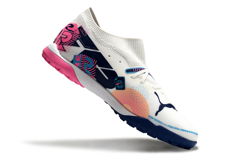 Chuteira Society Puma Future 7 TF Branca, Azul e Rosa "Volume Up Pack"