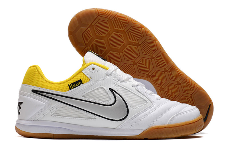 Estilo e Jogabilidade com a Chuteira de Futsal Supreme x Nike SB Gato IC, Aproveite os Brindes Meia Antiderrapante + Bolsa e Frete Grátis pro Brasil Todo!