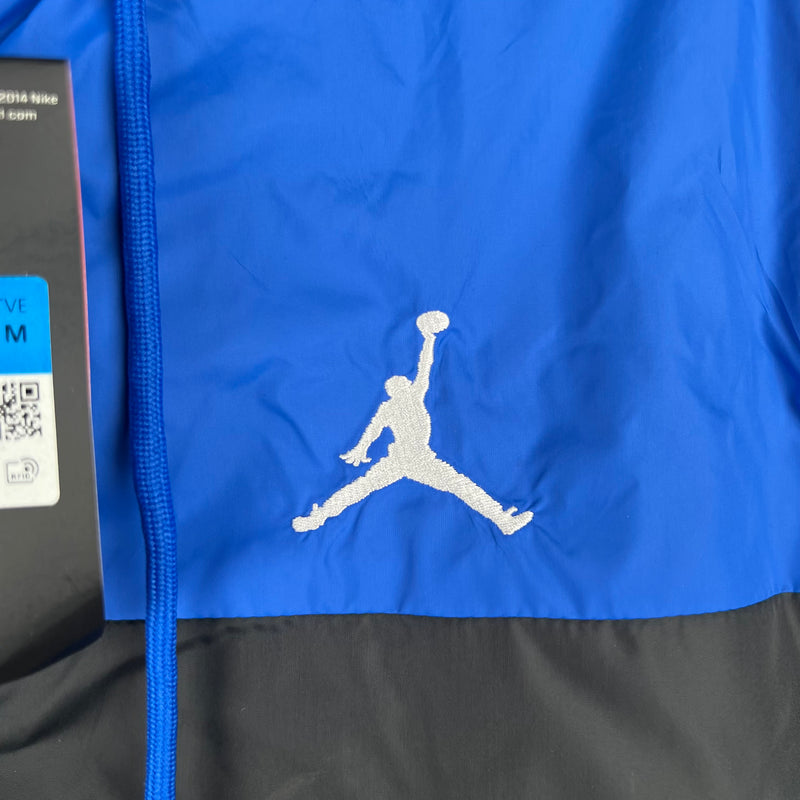 Nome do Produto: Corta Vento Nike Jordan Preta e Azul Produto: Corta Vento Nike SportsWear Cores: Preta e Azul Marca: Nike Categoria: Corta Vento - Nike Gênero: Masculino |Frete Grátis para todo Brasil | Farda de Boleiro