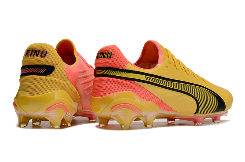 Chuteira Campo Puma King Ultimate FG Rosa e Laranja "Tricks Pack"